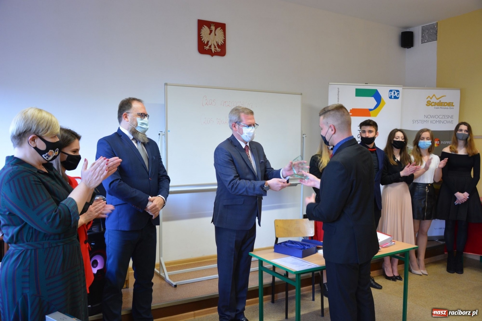 Zdjęcie w galerii na portalu naszraciborz.pl: Absolwenci Budowlanki-Gastronomika odebrali świadectwa wiadomości z regionu