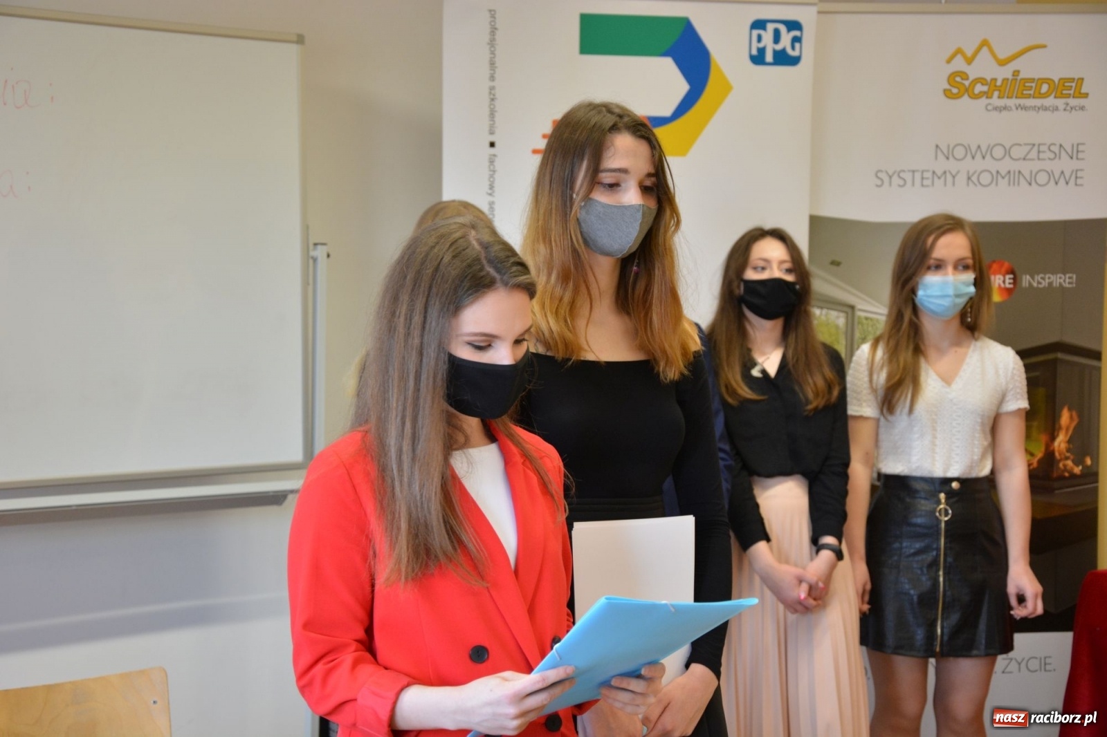 Zdjęcie w galerii na portalu naszraciborz.pl: Absolwenci Budowlanki-Gastronomika odebrali świadectwa wiadomości z regionu