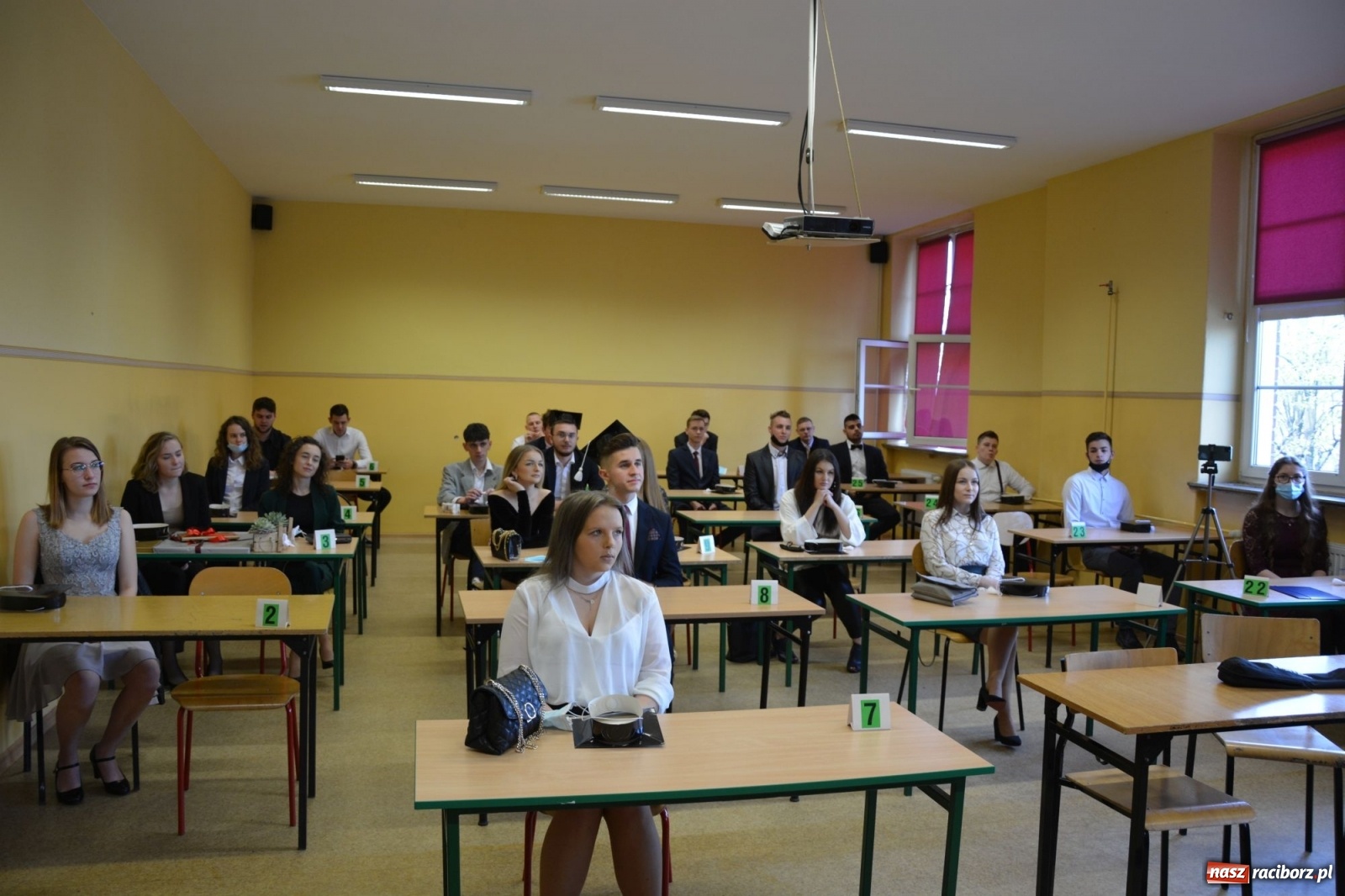 Zdjęcie w galerii na portalu naszraciborz.pl: Absolwenci Budowlanki-Gastronomika odebrali świadectwa wiadomości z regionu