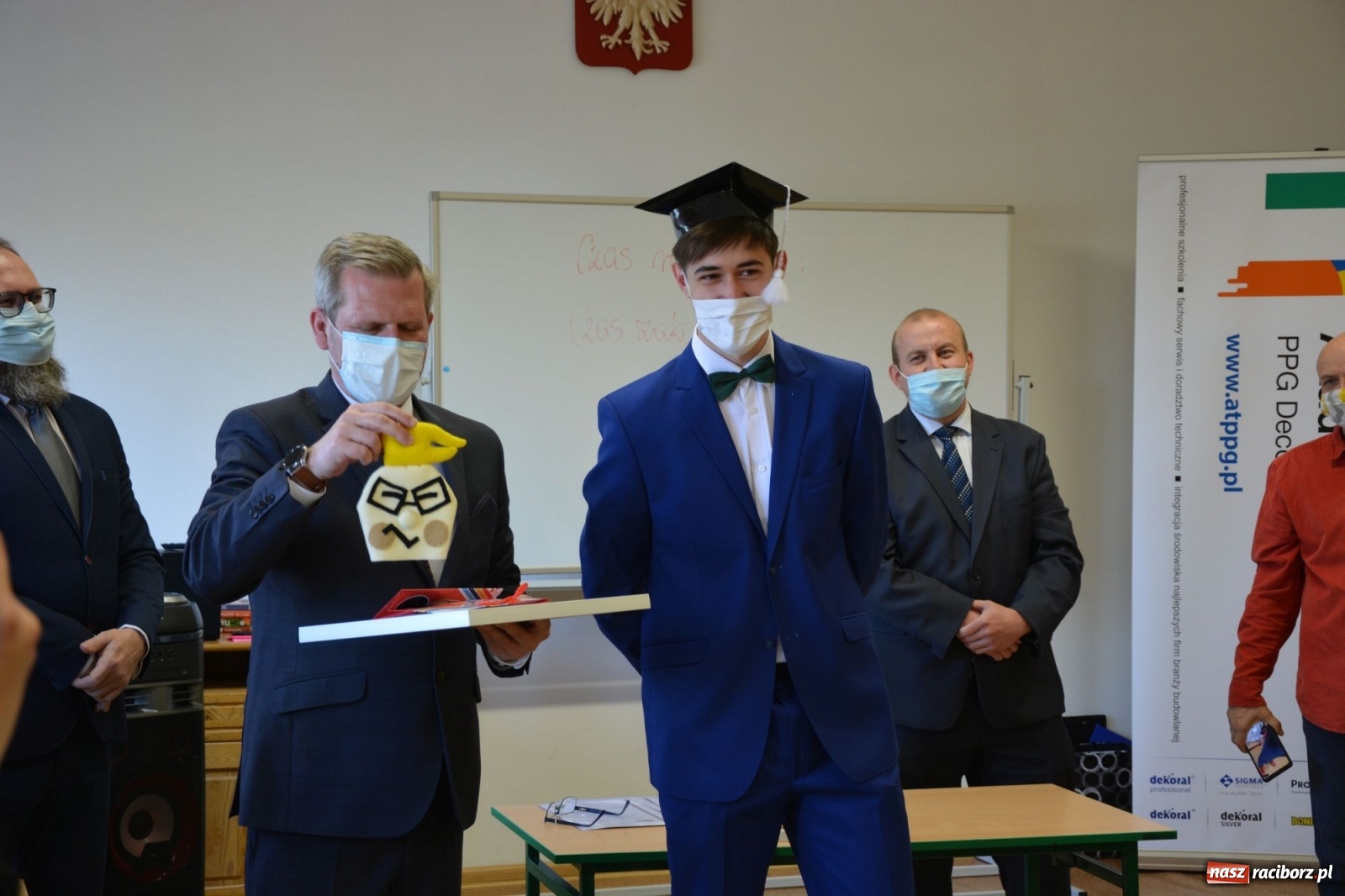 Zdjęcie w galerii na portalu naszraciborz.pl: Absolwenci Budowlanki-Gastronomika odebrali świadectwa wiadomości z regionu