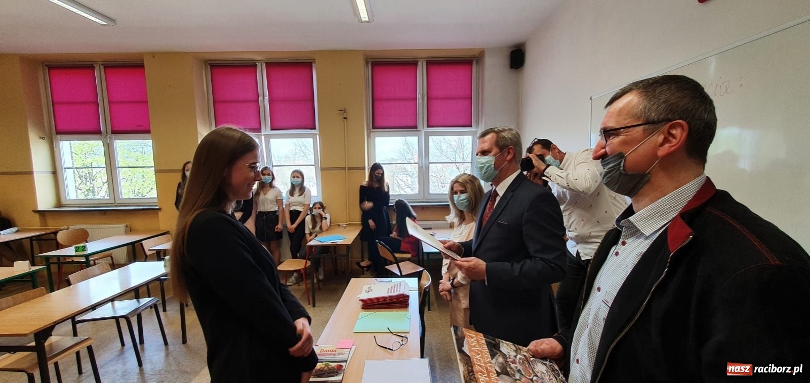 Zdjęcie w galerii na portalu naszraciborz.pl: Absolwenci Budowlanki-Gastronomika odebrali świadectwa wiadomości z regionu