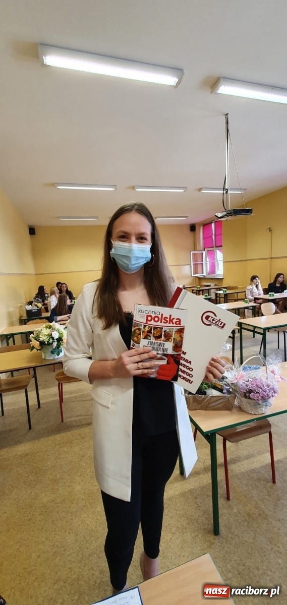 Zdjęcie w galerii na portalu naszraciborz.pl: Absolwenci Budowlanki-Gastronomika odebrali świadectwa wiadomości z regionu
