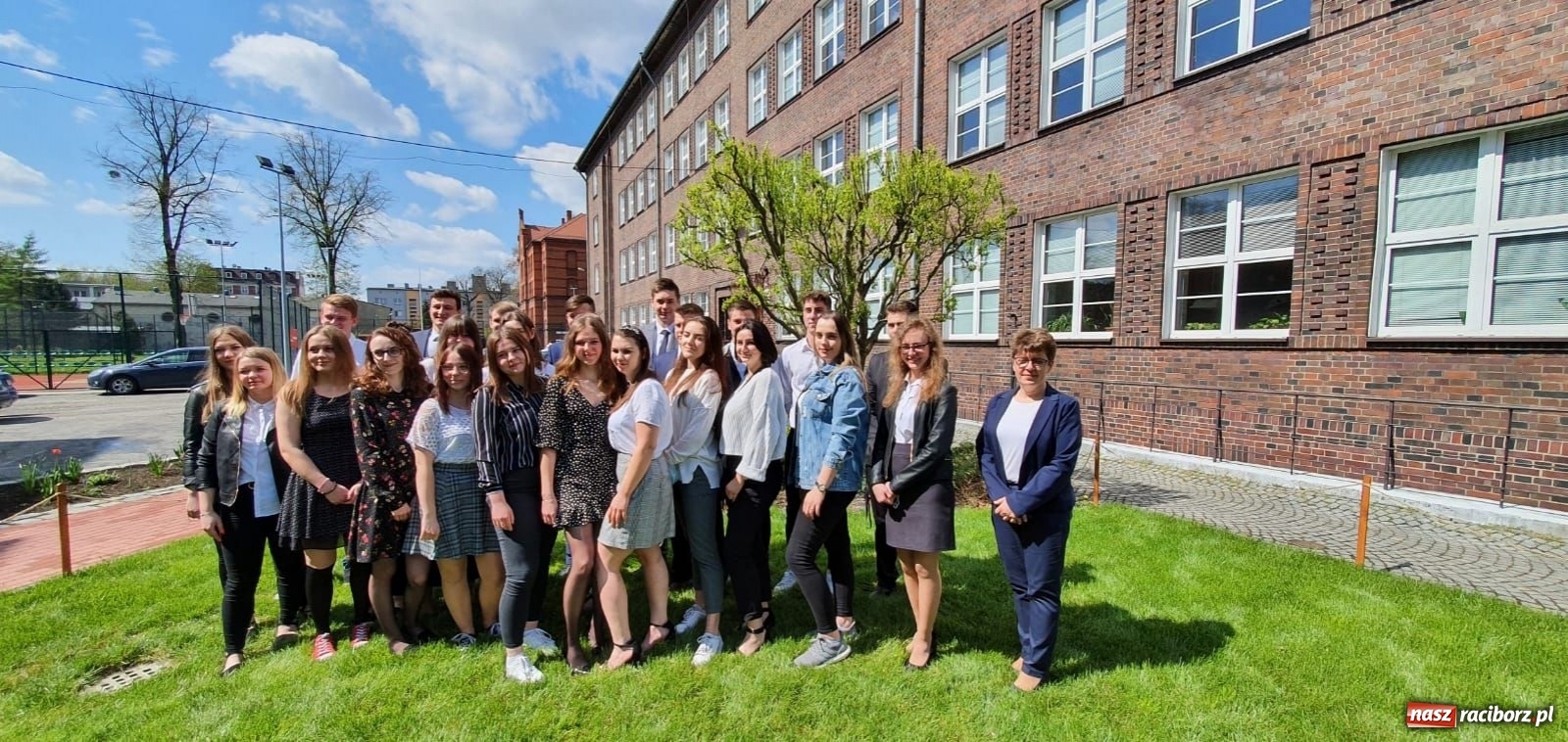 Zdjęcie w galerii na portalu naszraciborz.pl: Absolwenci Budowlanki-Gastronomika odebrali świadectwa wiadomości z regionu