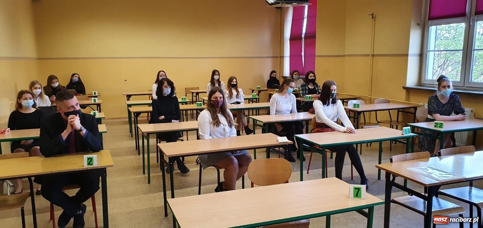 Zdjęcie w galerii na portalu naszraciborz.pl: Absolwenci Budowlanki-Gastronomika odebrali świadectwa wiadomości z regionu