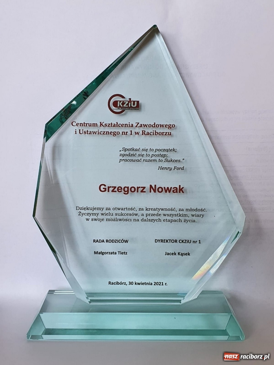 Zdjęcie w galerii na portalu naszraciborz.pl: Absolwenci Budowlanki-Gastronomika odebrali świadectwa wiadomości z regionu