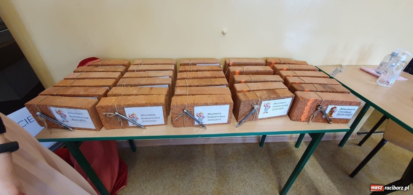 Zdjęcie w galerii na portalu naszraciborz.pl: Absolwenci Budowlanki-Gastronomika odebrali świadectwa wiadomości z regionu