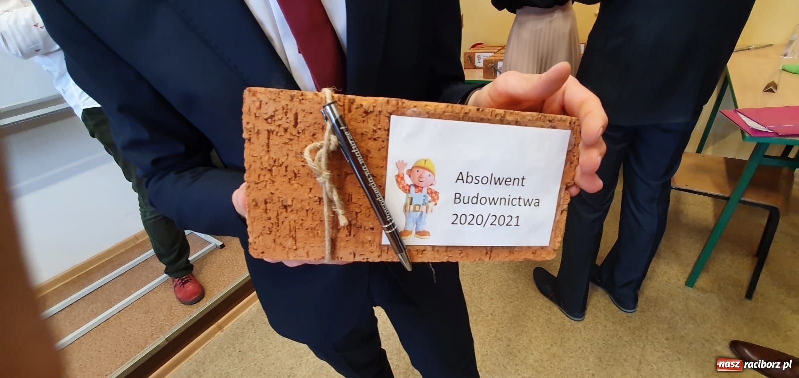 Zdjęcie w galerii na portalu naszraciborz.pl: Absolwenci Budowlanki-Gastronomika odebrali świadectwa wiadomości z regionu