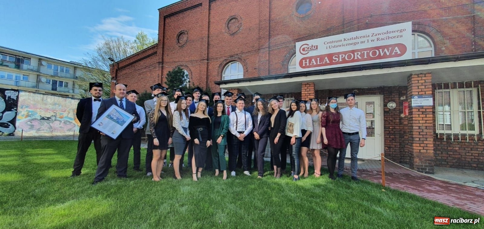 Zdjęcie w galerii na portalu naszraciborz.pl: Absolwenci Budowlanki-Gastronomika odebrali świadectwa wiadomości z regionu