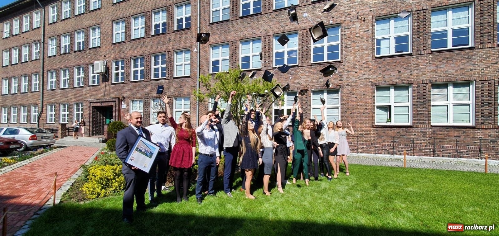 Zdjęcie w galerii na portalu naszraciborz.pl: Absolwenci Budowlanki-Gastronomika odebrali świadectwa wiadomości z regionu