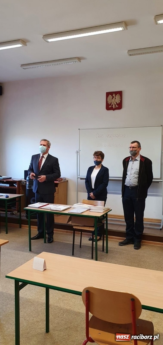 Zdjęcie w galerii na portalu naszraciborz.pl: Absolwenci Budowlanki-Gastronomika odebrali świadectwa wiadomości z regionu