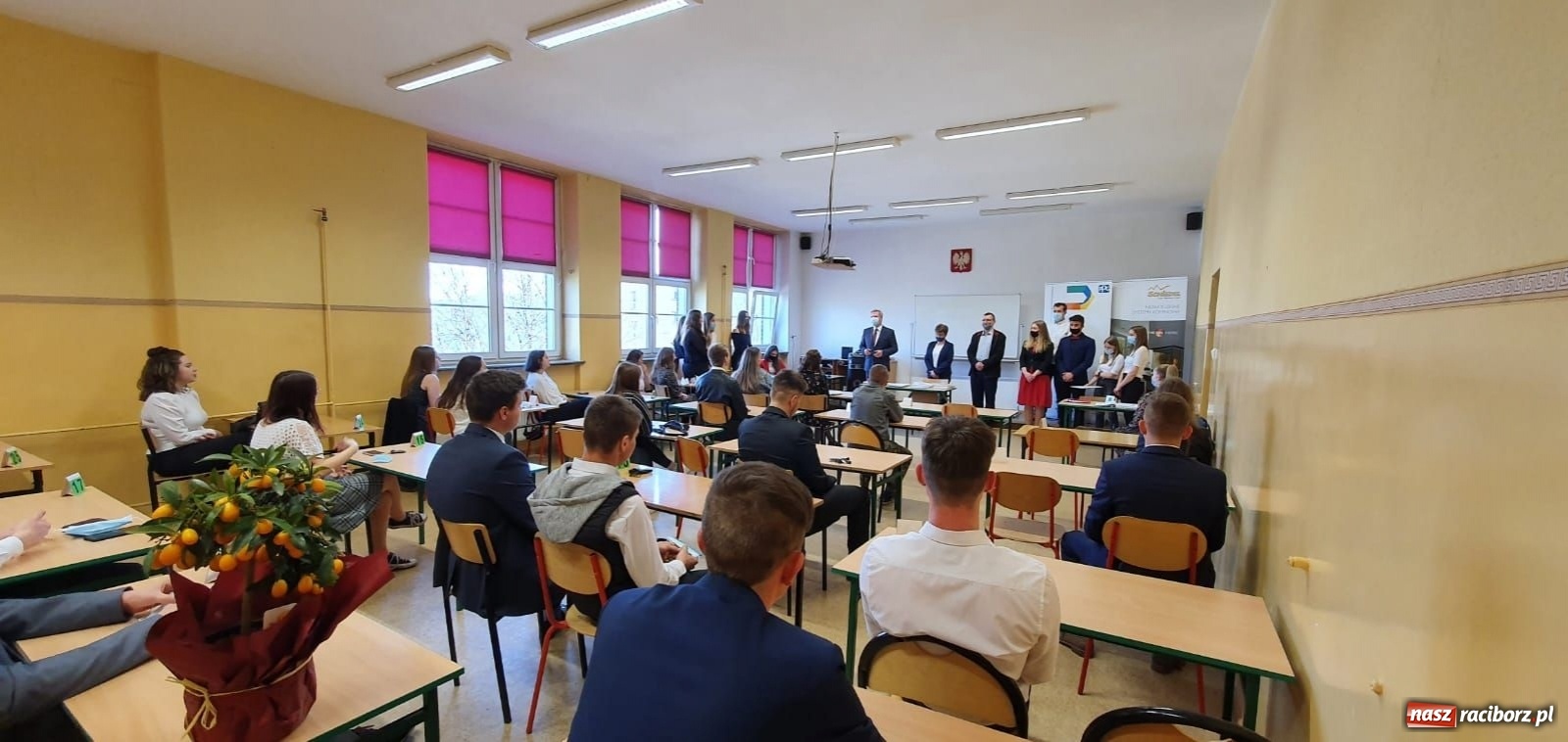 Zdjęcie w galerii na portalu naszraciborz.pl: Absolwenci Budowlanki-Gastronomika odebrali świadectwa wiadomości z regionu