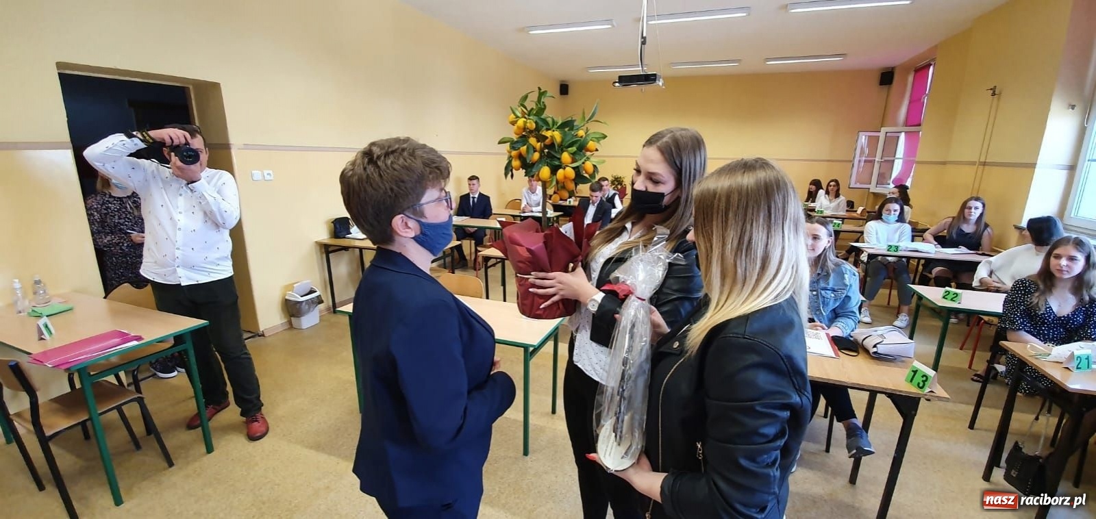 Zdjęcie w galerii na portalu naszraciborz.pl: Absolwenci Budowlanki-Gastronomika odebrali świadectwa wiadomości z regionu