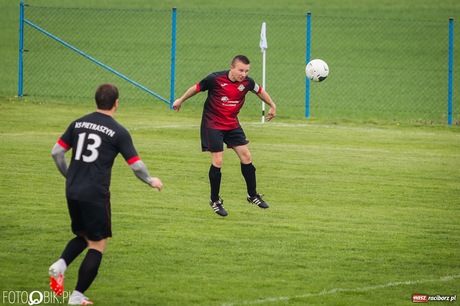 Zdjęcie w galerii na portalu naszraciborz.pl: B klasa. Podział punktów w meczu na szczycie [FOTO] wiadomości z regionu