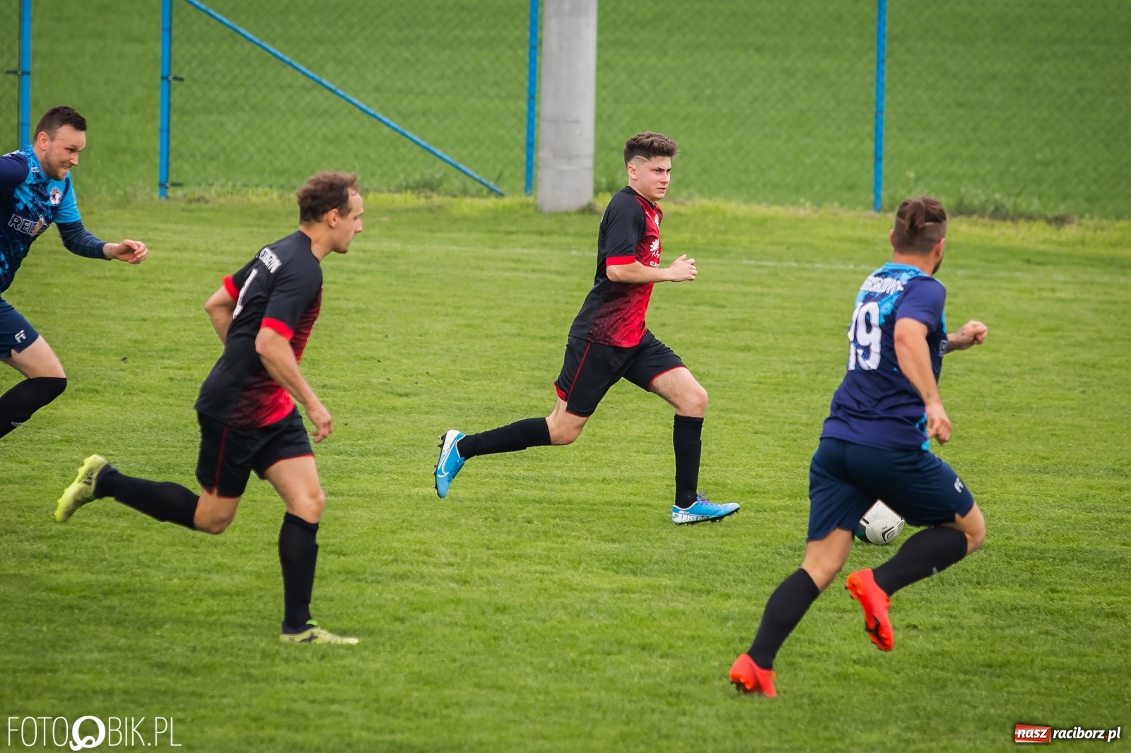 Zdjęcie w galerii na portalu naszraciborz.pl: B klasa. Podział punktów w meczu na szczycie [FOTO] wiadomości z regionu