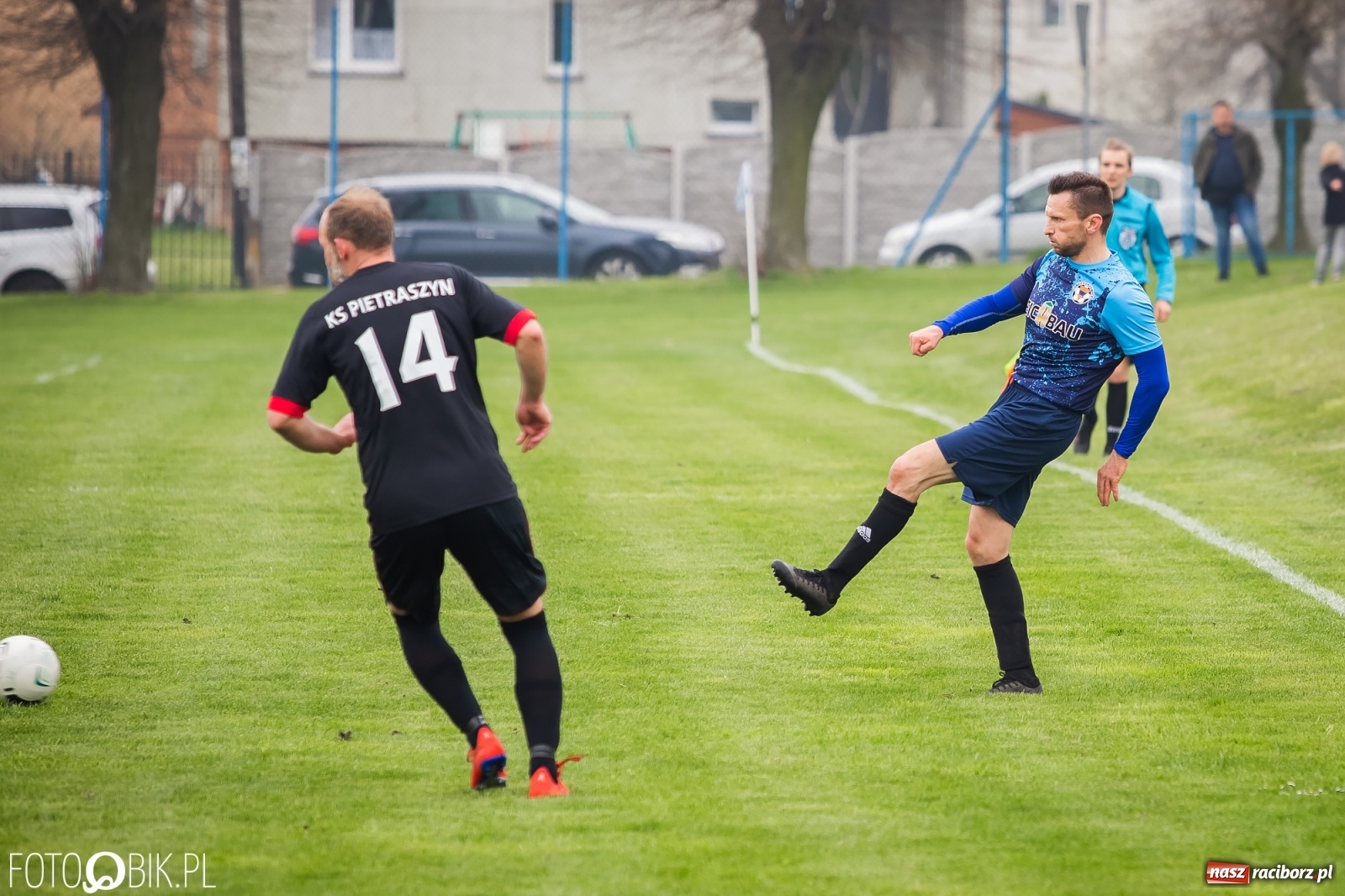 Zdjęcie w galerii na portalu naszraciborz.pl: B klasa. Podział punktów w meczu na szczycie [FOTO] wiadomości z regionu