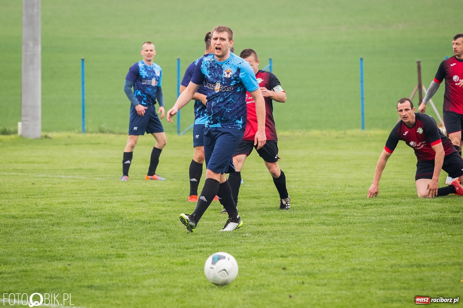 Zdjęcie w galerii na portalu naszraciborz.pl: B klasa. Podział punktów w meczu na szczycie [FOTO] wiadomości z regionu