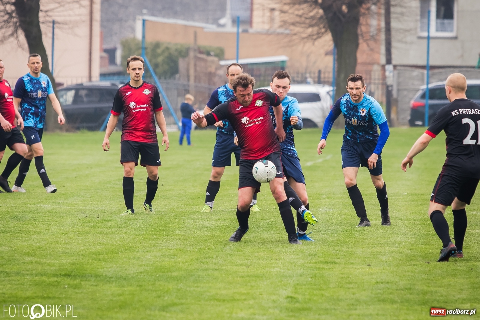 Zdjęcie w galerii na portalu naszraciborz.pl: B klasa. Podział punktów w meczu na szczycie [FOTO] wiadomości z regionu