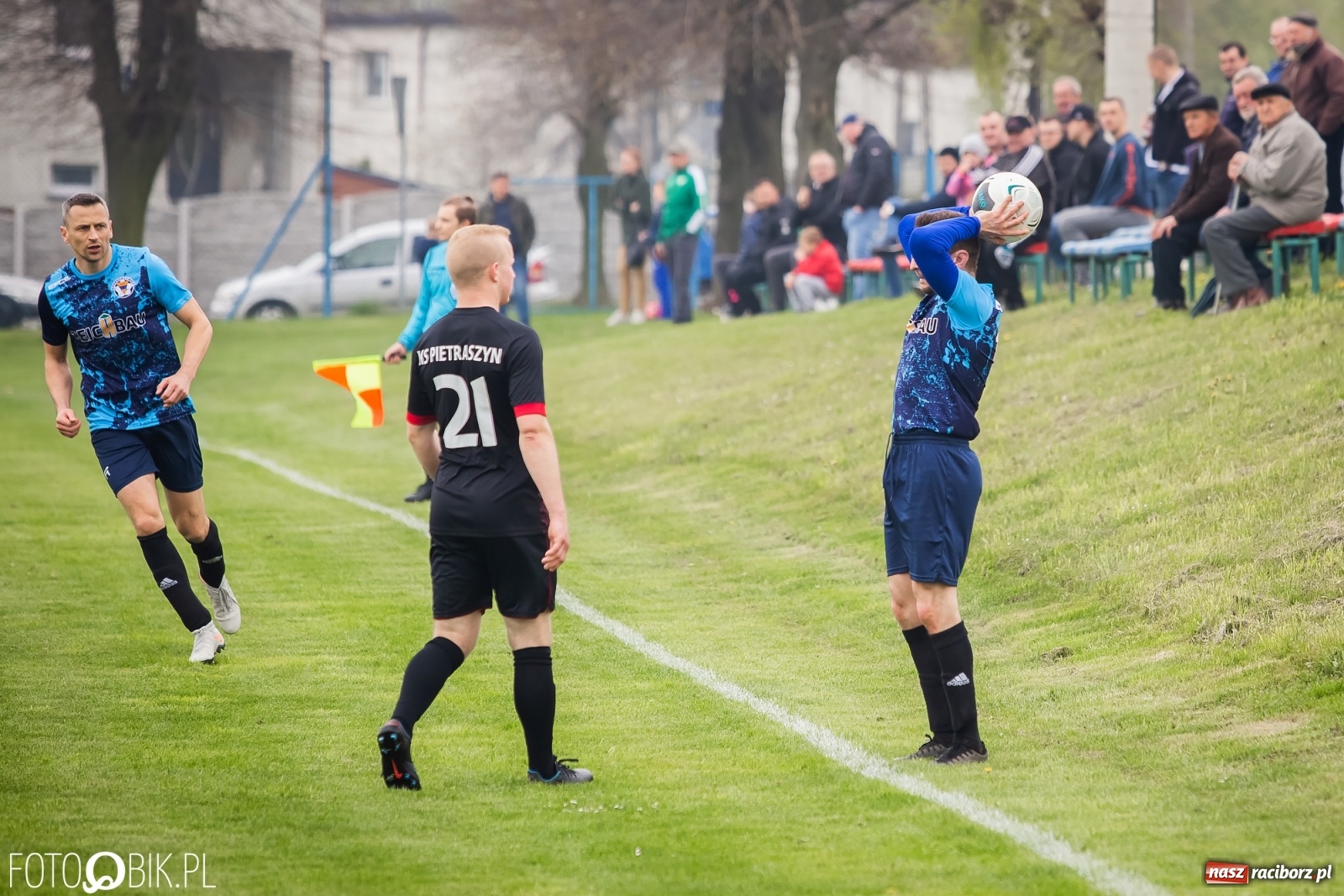 Zdjęcie w galerii na portalu naszraciborz.pl: B klasa. Podział punktów w meczu na szczycie [FOTO] wiadomości z regionu