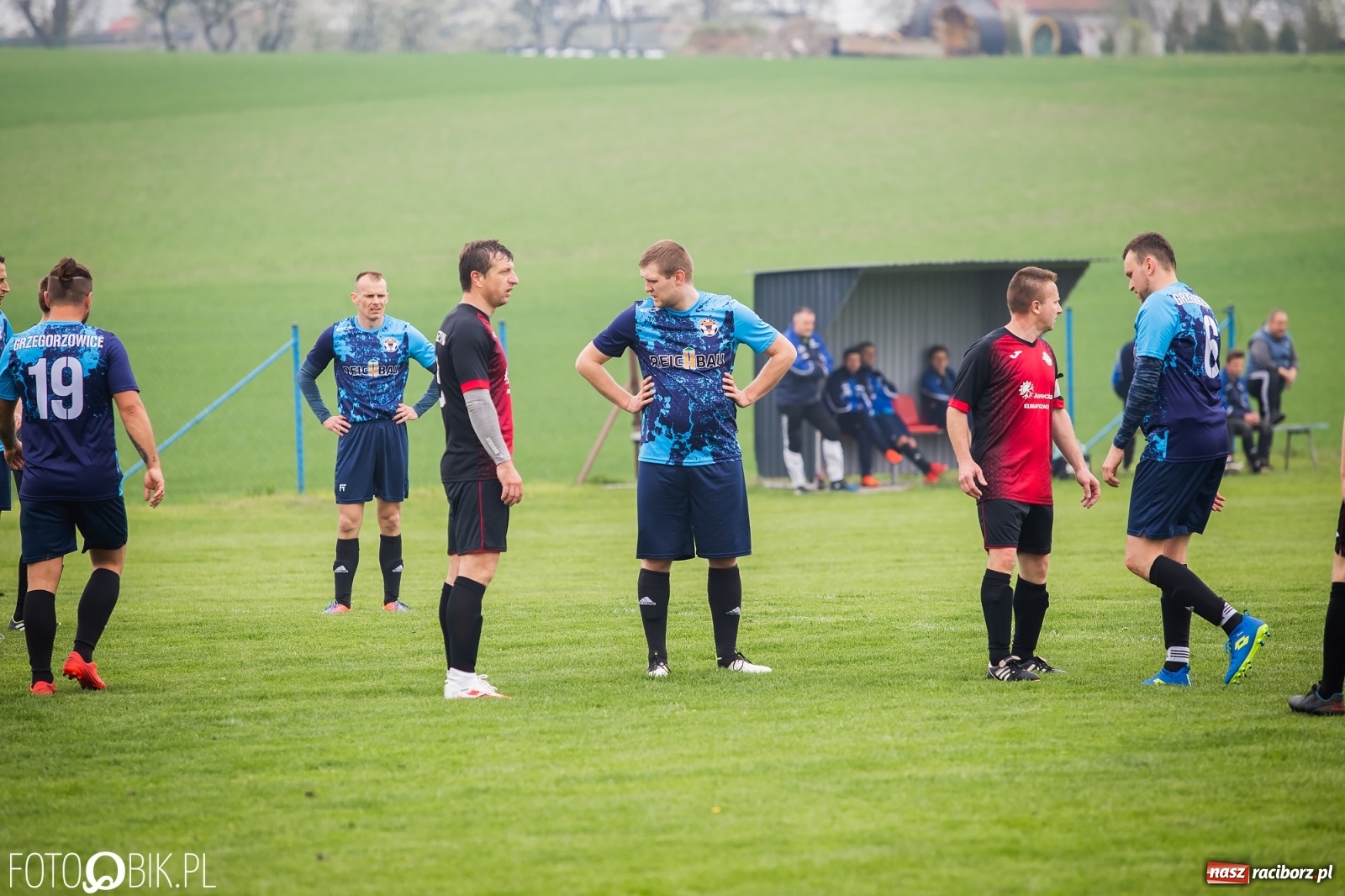 Zdjęcie w galerii na portalu naszraciborz.pl: B klasa. Podział punktów w meczu na szczycie [FOTO] wiadomości z regionu