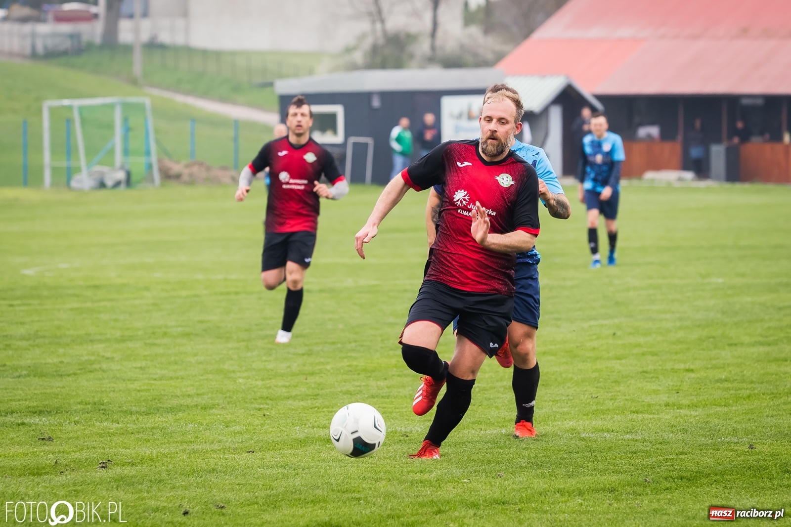 Zdjęcie w galerii na portalu naszraciborz.pl: B klasa. Podział punktów w meczu na szczycie [FOTO] wiadomości z regionu