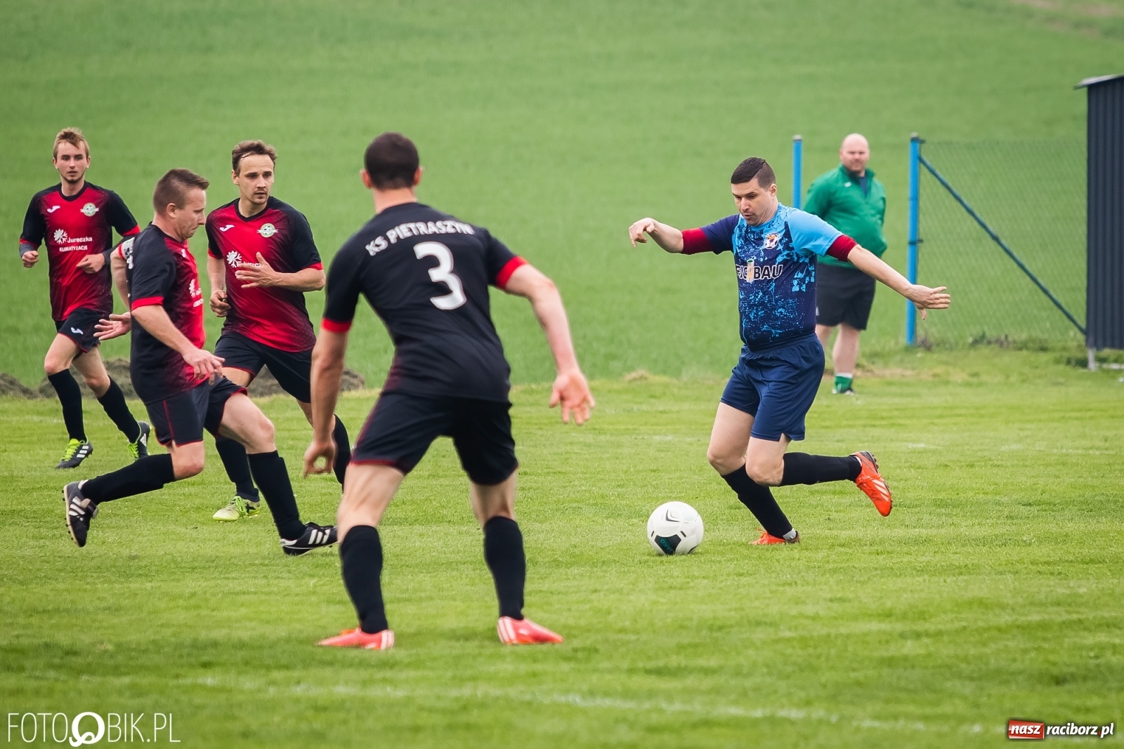 Zdjęcie w galerii na portalu naszraciborz.pl: B klasa. Podział punktów w meczu na szczycie [FOTO] wiadomości z regionu