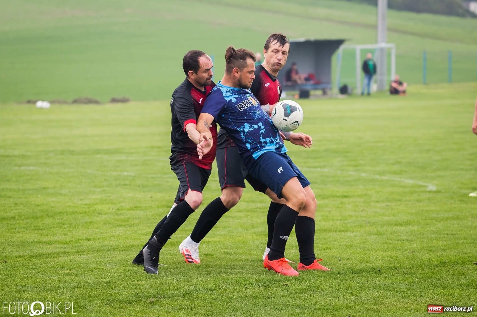 Zdjęcie w galerii na portalu naszraciborz.pl: B klasa. Podział punktów w meczu na szczycie [FOTO] wiadomości z regionu
