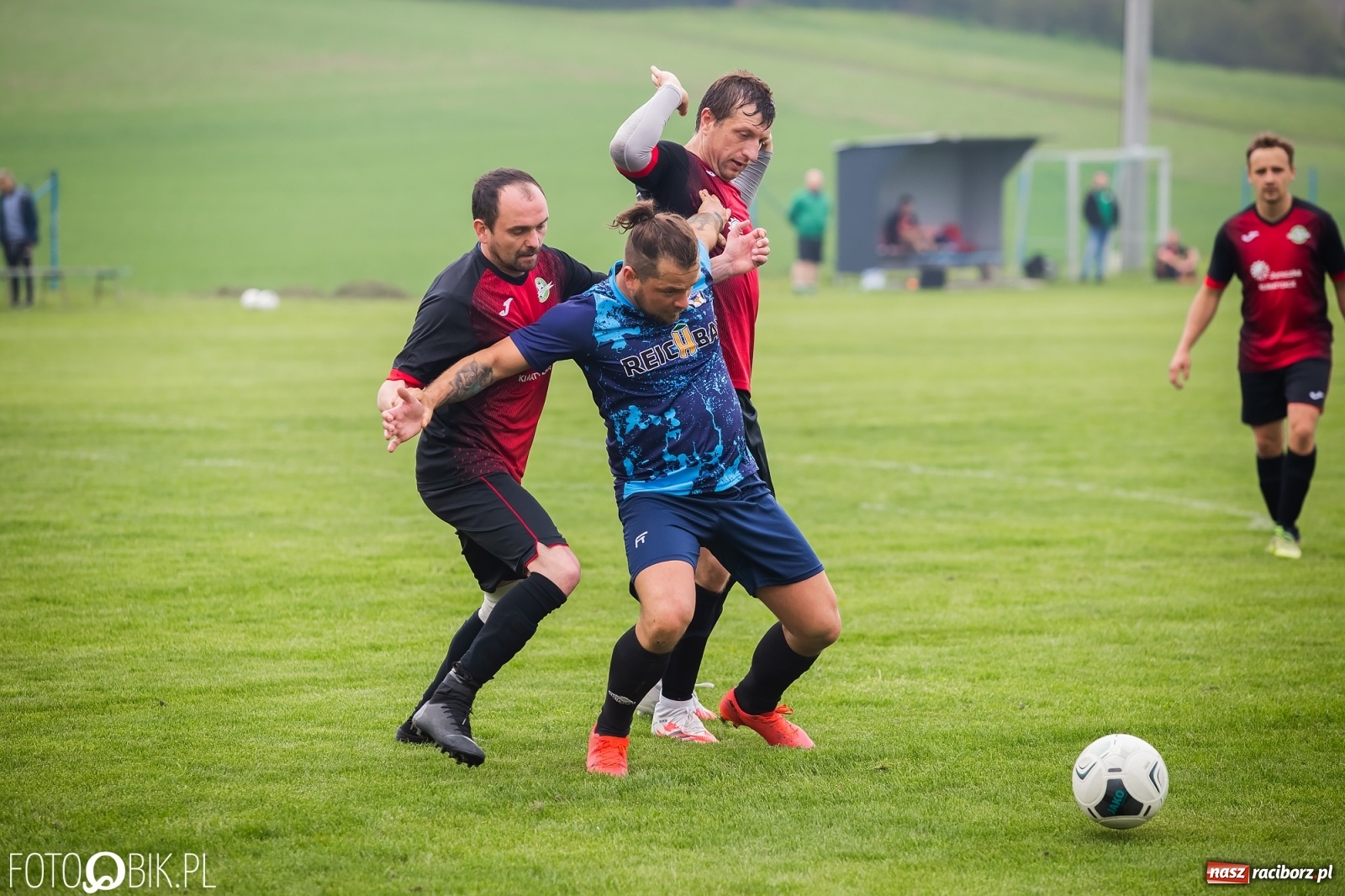 Zdjęcie w galerii na portalu naszraciborz.pl: B klasa. Podział punktów w meczu na szczycie [FOTO] wiadomości z regionu