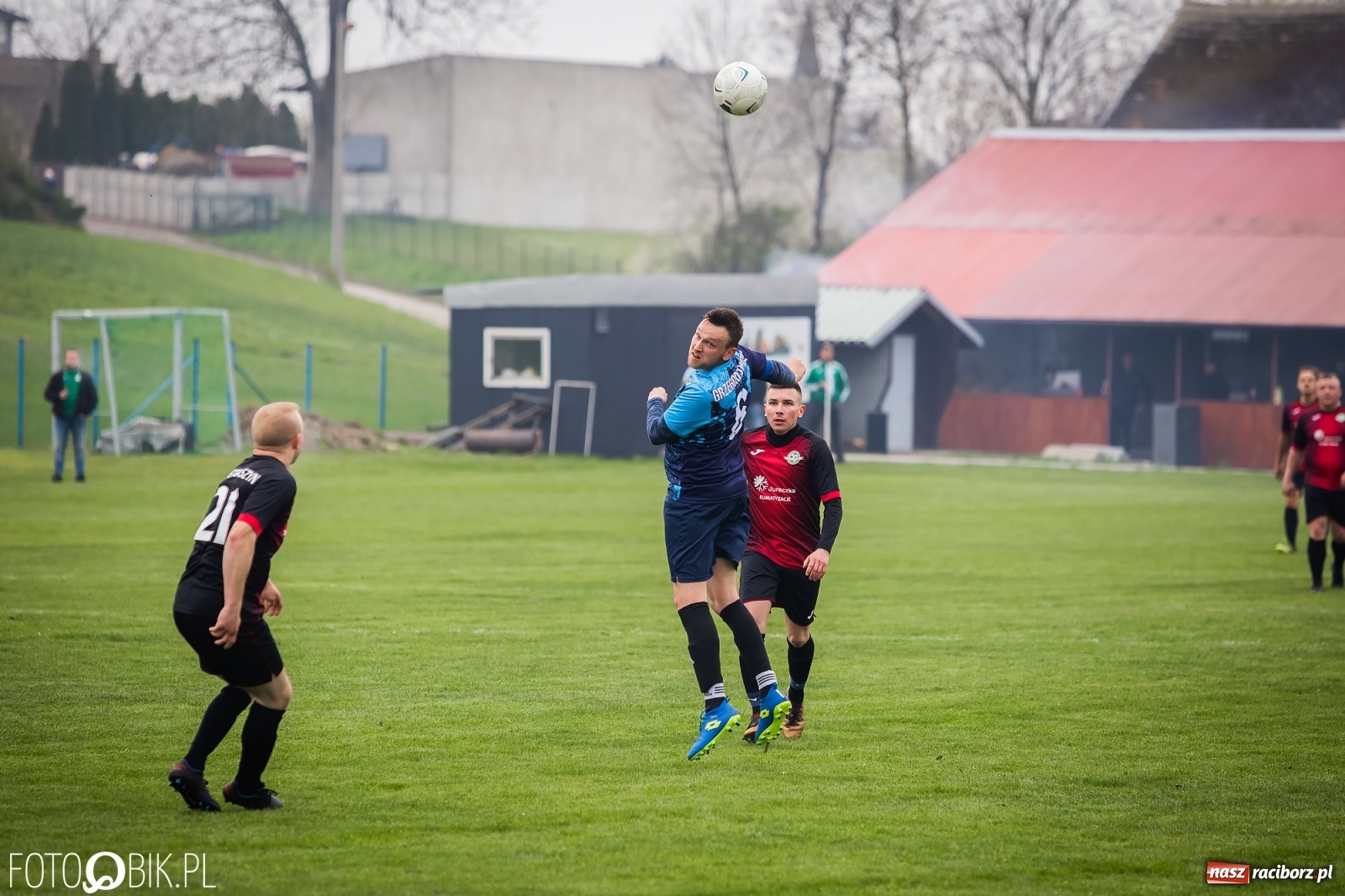 Zdjęcie w galerii na portalu naszraciborz.pl: B klasa. Podział punktów w meczu na szczycie [FOTO] wiadomości z regionu