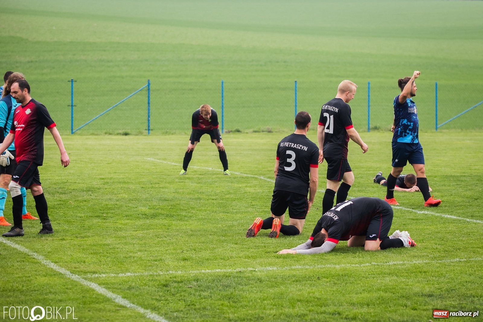 Zdjęcie w galerii na portalu naszraciborz.pl: B klasa. Podział punktów w meczu na szczycie [FOTO] wiadomości z regionu