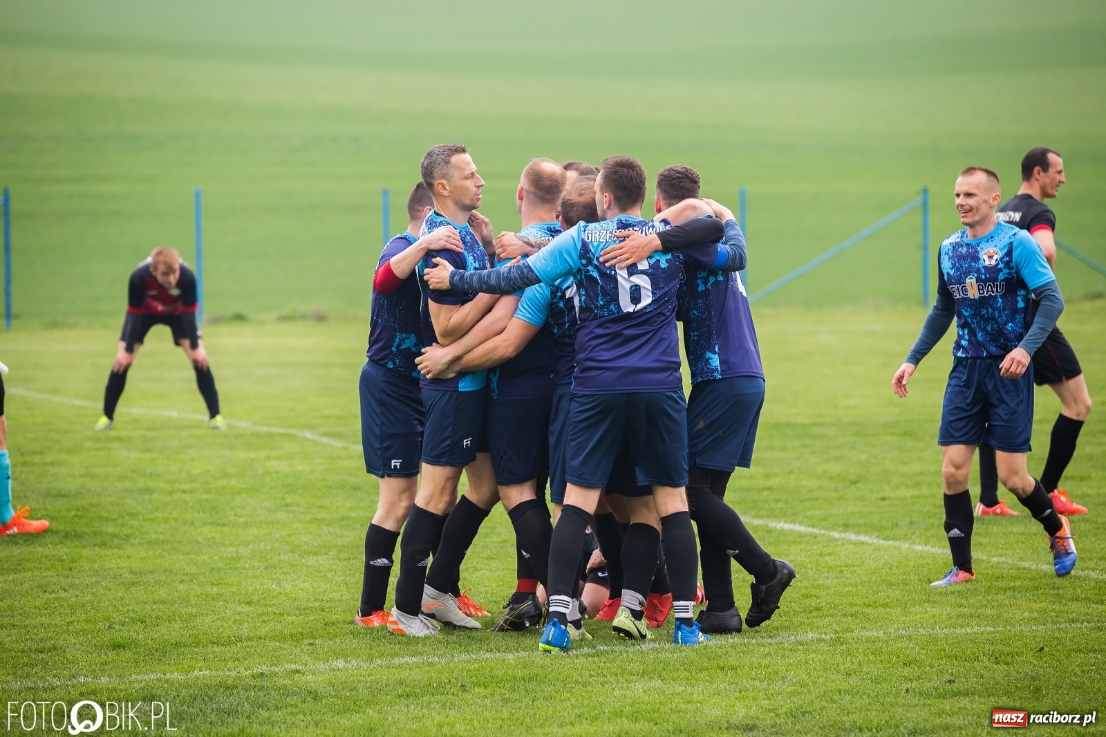 Zdjęcie w galerii na portalu naszraciborz.pl: B klasa. Podział punktów w meczu na szczycie [FOTO] wiadomości z regionu