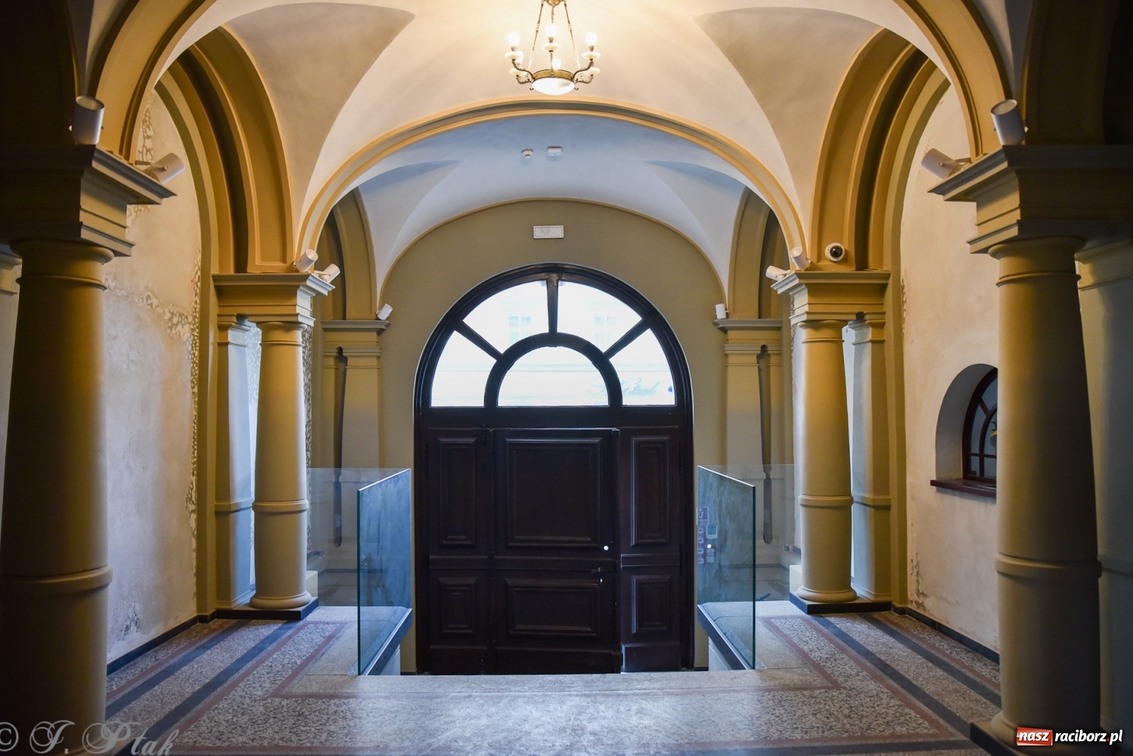 Zdjęcie w galerii na portalu naszraciborz.pl: Gmach sądu krajowego w Raciborzu. Zobaczcie odnowione wnętrza [FOTO] wiadomości z regionu