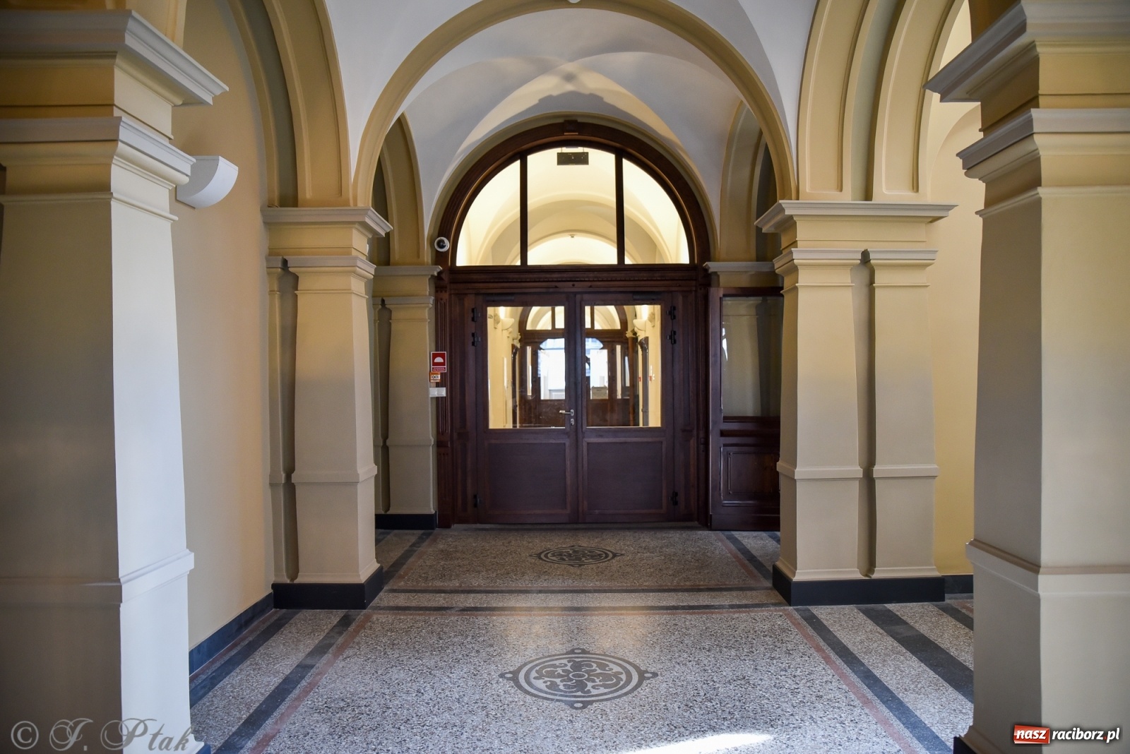 Zdjęcie w galerii na portalu naszraciborz.pl: Gmach sądu krajowego w Raciborzu. Zobaczcie odnowione wnętrza [FOTO] wiadomości z regionu