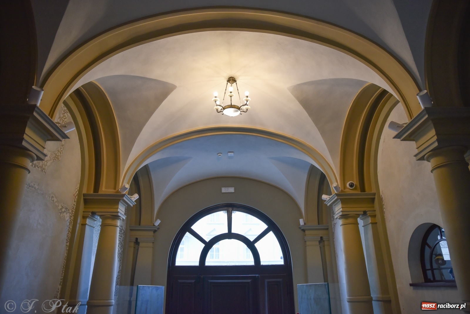 Zdjęcie w galerii na portalu naszraciborz.pl: Gmach sądu krajowego w Raciborzu. Zobaczcie odnowione wnętrza [FOTO] wiadomości z regionu