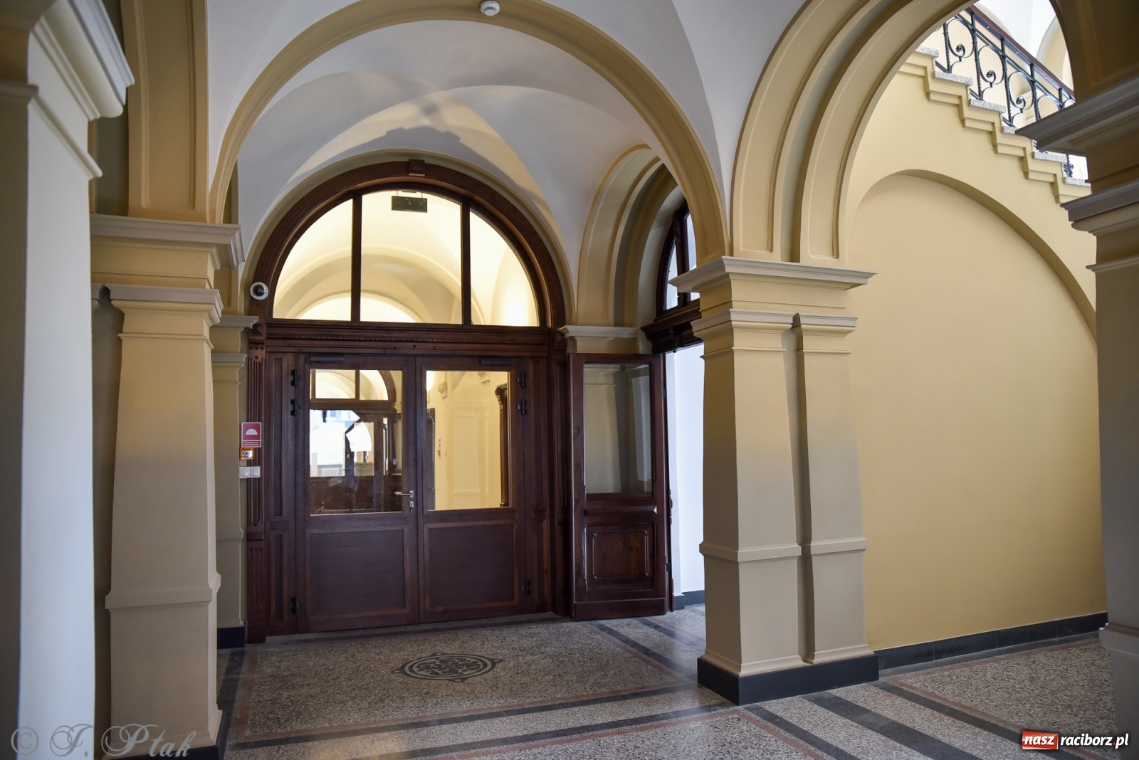 Zdjęcie w galerii na portalu naszraciborz.pl: Gmach sądu krajowego w Raciborzu. Zobaczcie odnowione wnętrza [FOTO] wiadomości z regionu