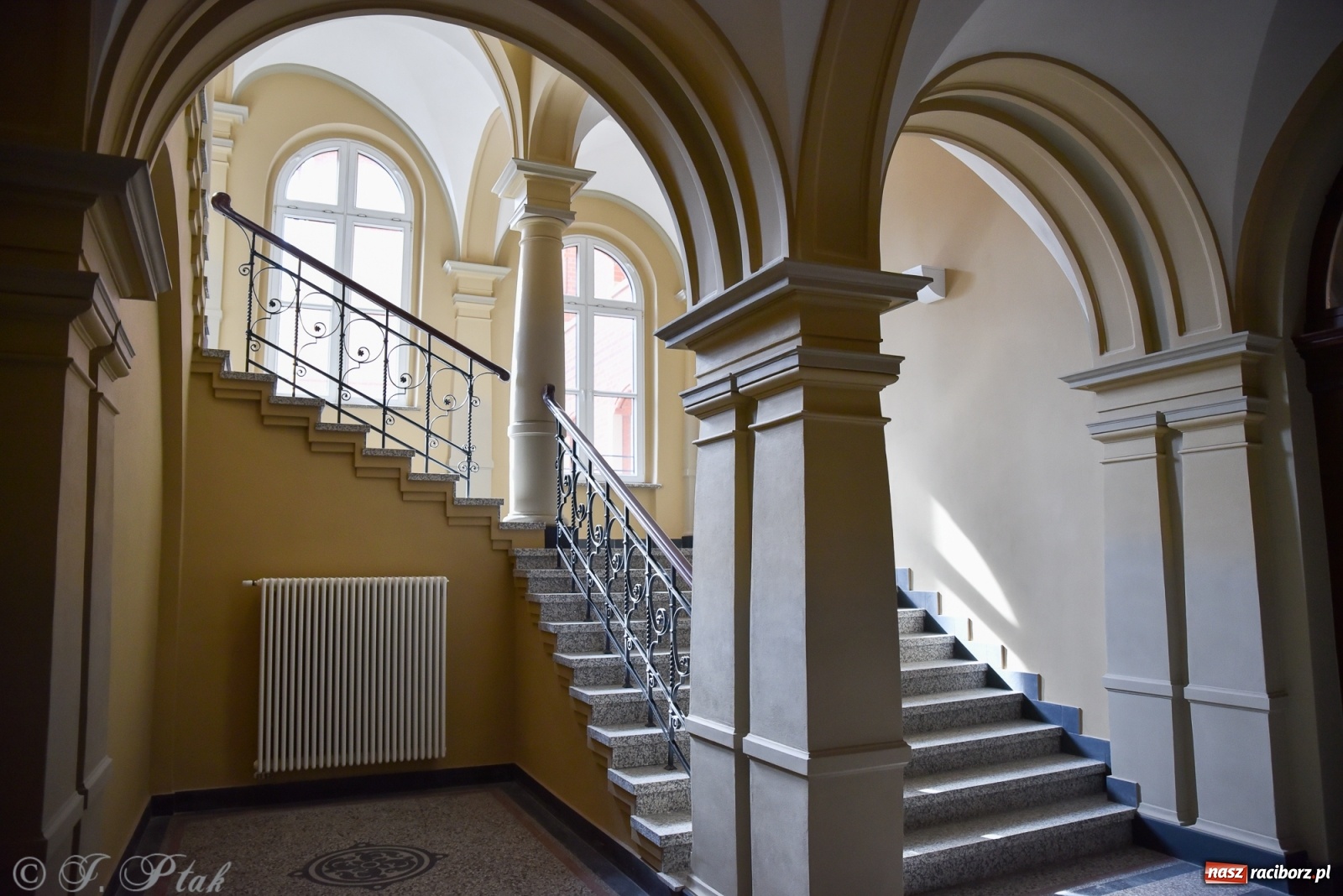 Zdjęcie w galerii na portalu naszraciborz.pl: Gmach sądu krajowego w Raciborzu. Zobaczcie odnowione wnętrza [FOTO] wiadomości z regionu