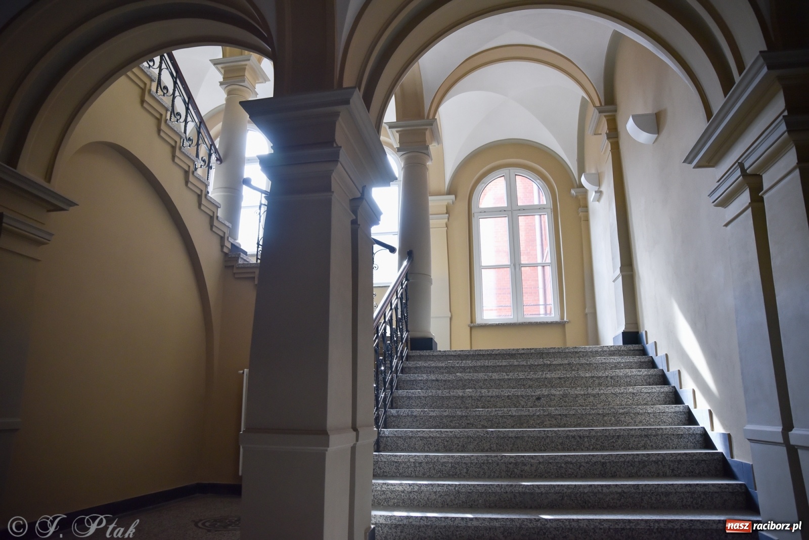 Zdjęcie w galerii na portalu naszraciborz.pl: Gmach sądu krajowego w Raciborzu. Zobaczcie odnowione wnętrza [FOTO] wiadomości z regionu