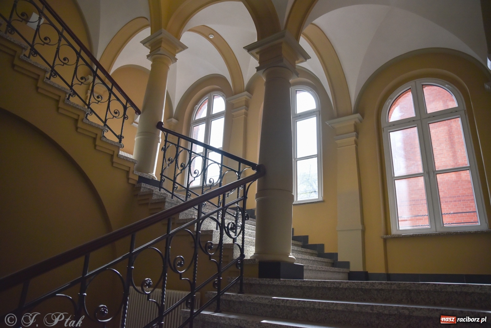 Zdjęcie w galerii na portalu naszraciborz.pl: Gmach sądu krajowego w Raciborzu. Zobaczcie odnowione wnętrza [FOTO] wiadomości z regionu