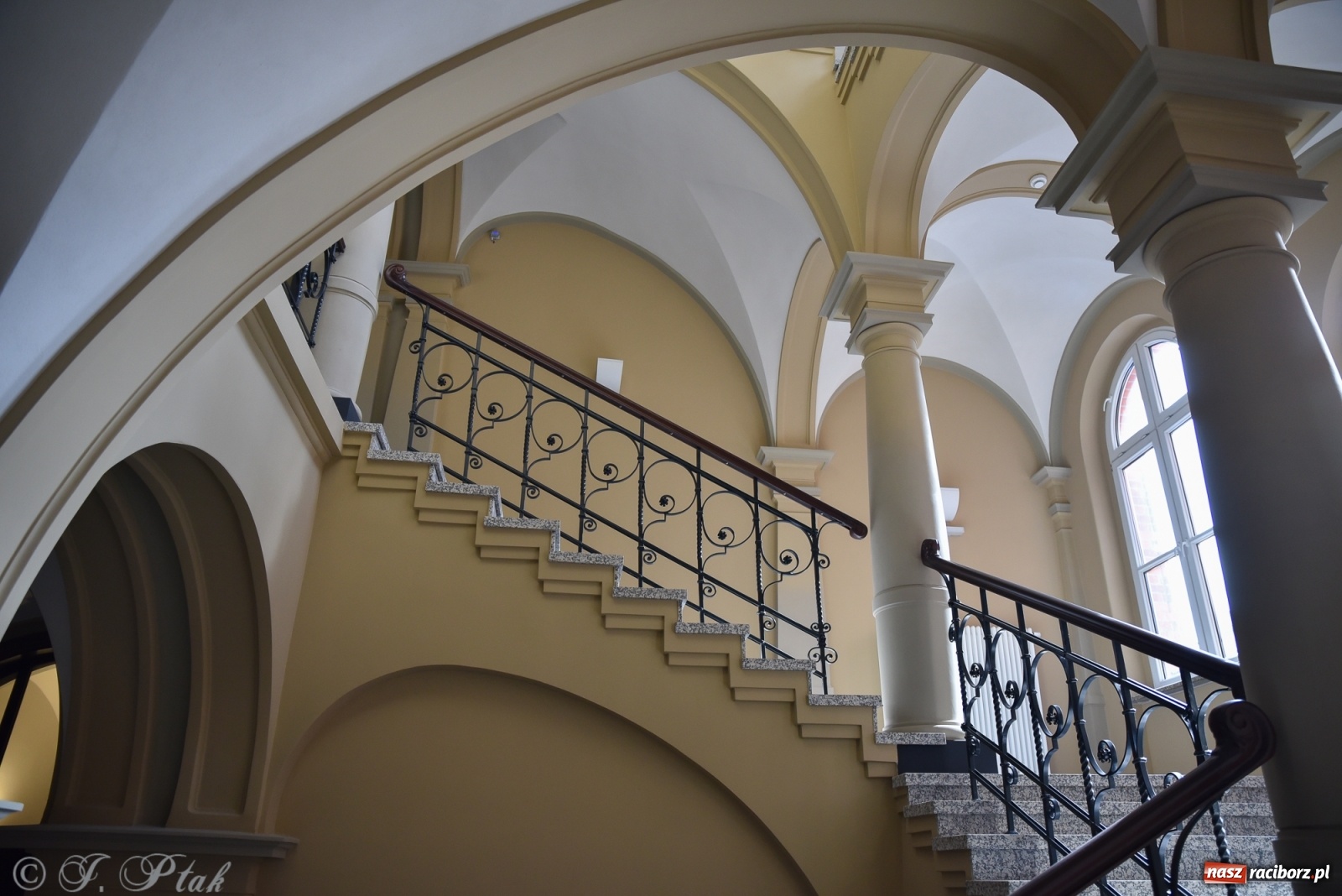 Zdjęcie w galerii na portalu naszraciborz.pl: Gmach sądu krajowego w Raciborzu. Zobaczcie odnowione wnętrza [FOTO] wiadomości z regionu