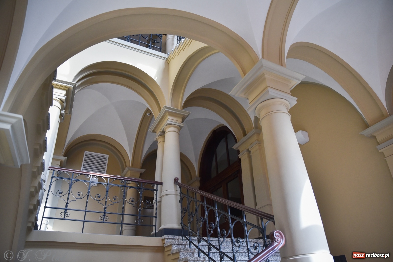 Zdjęcie w galerii na portalu naszraciborz.pl: Gmach sądu krajowego w Raciborzu. Zobaczcie odnowione wnętrza [FOTO] wiadomości z regionu