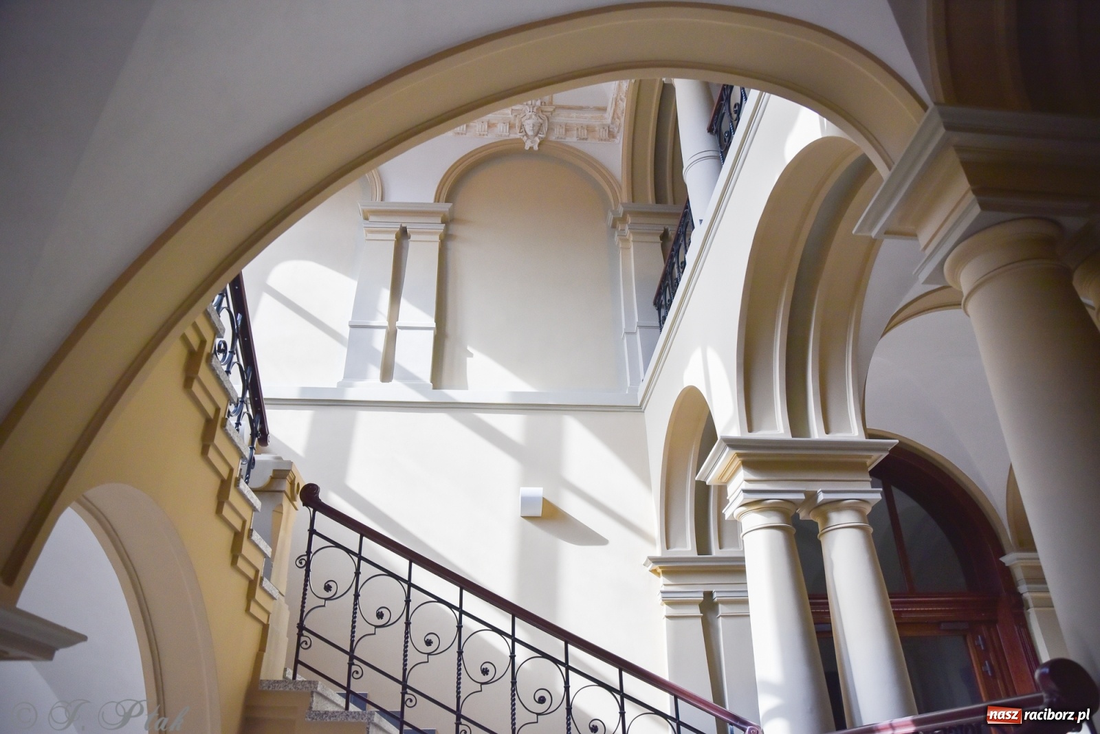 Zdjęcie w galerii na portalu naszraciborz.pl: Gmach sądu krajowego w Raciborzu. Zobaczcie odnowione wnętrza [FOTO] wiadomości z regionu