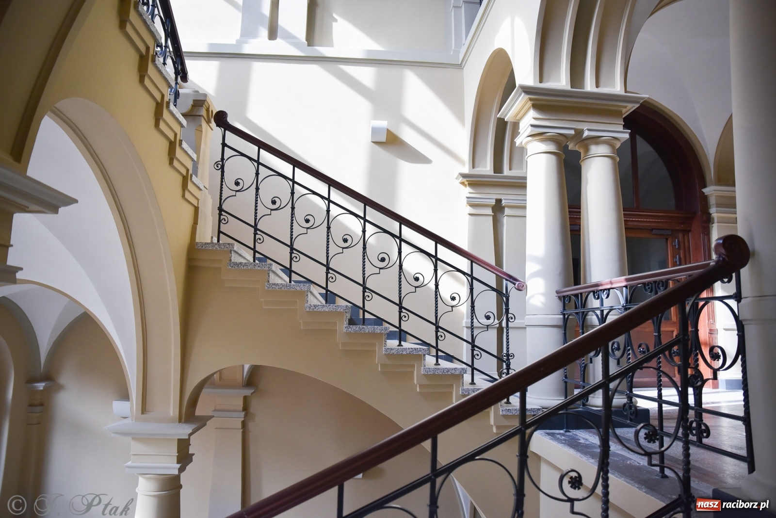 Zdjęcie w galerii na portalu naszraciborz.pl: Gmach sądu krajowego w Raciborzu. Zobaczcie odnowione wnętrza [FOTO] wiadomości z regionu