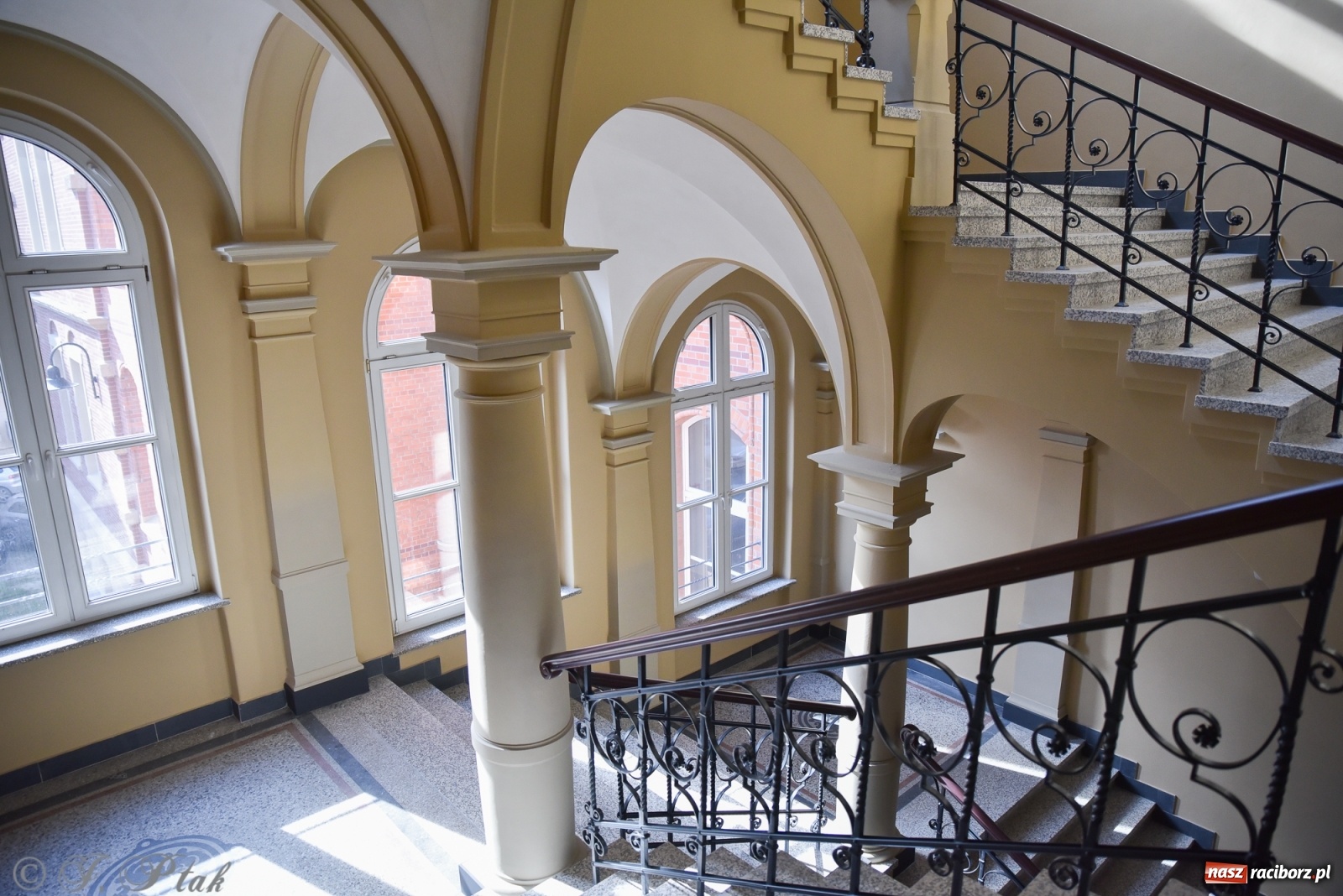 Zdjęcie w galerii na portalu naszraciborz.pl: Gmach sądu krajowego w Raciborzu. Zobaczcie odnowione wnętrza [FOTO] wiadomości z regionu