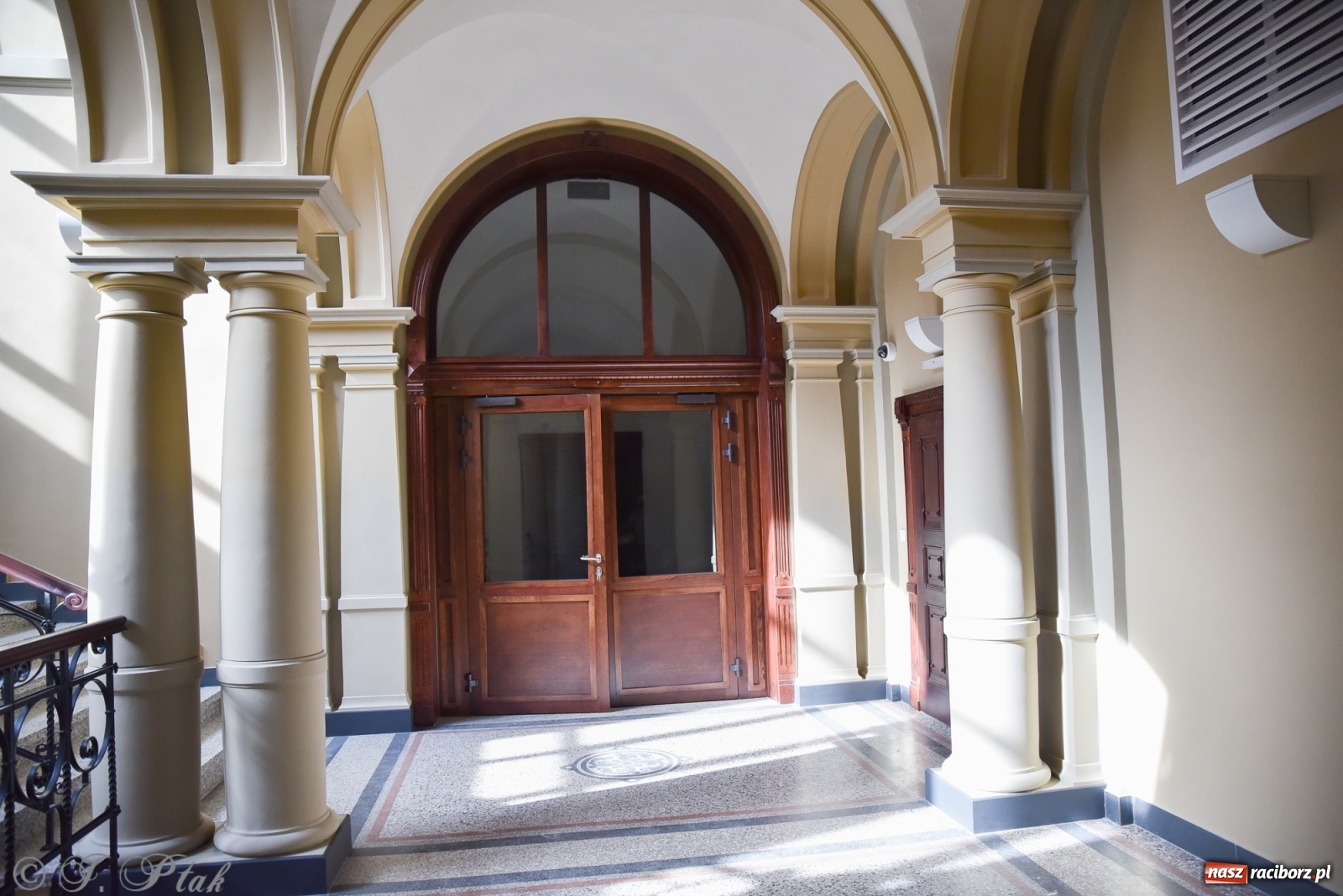 Zdjęcie w galerii na portalu naszraciborz.pl: Gmach sądu krajowego w Raciborzu. Zobaczcie odnowione wnętrza [FOTO] wiadomości z regionu