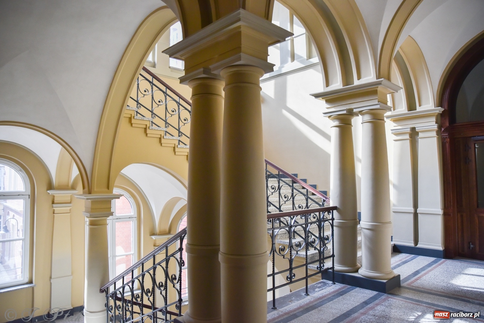 Zdjęcie w galerii na portalu naszraciborz.pl: Gmach sądu krajowego w Raciborzu. Zobaczcie odnowione wnętrza [FOTO] wiadomości z regionu