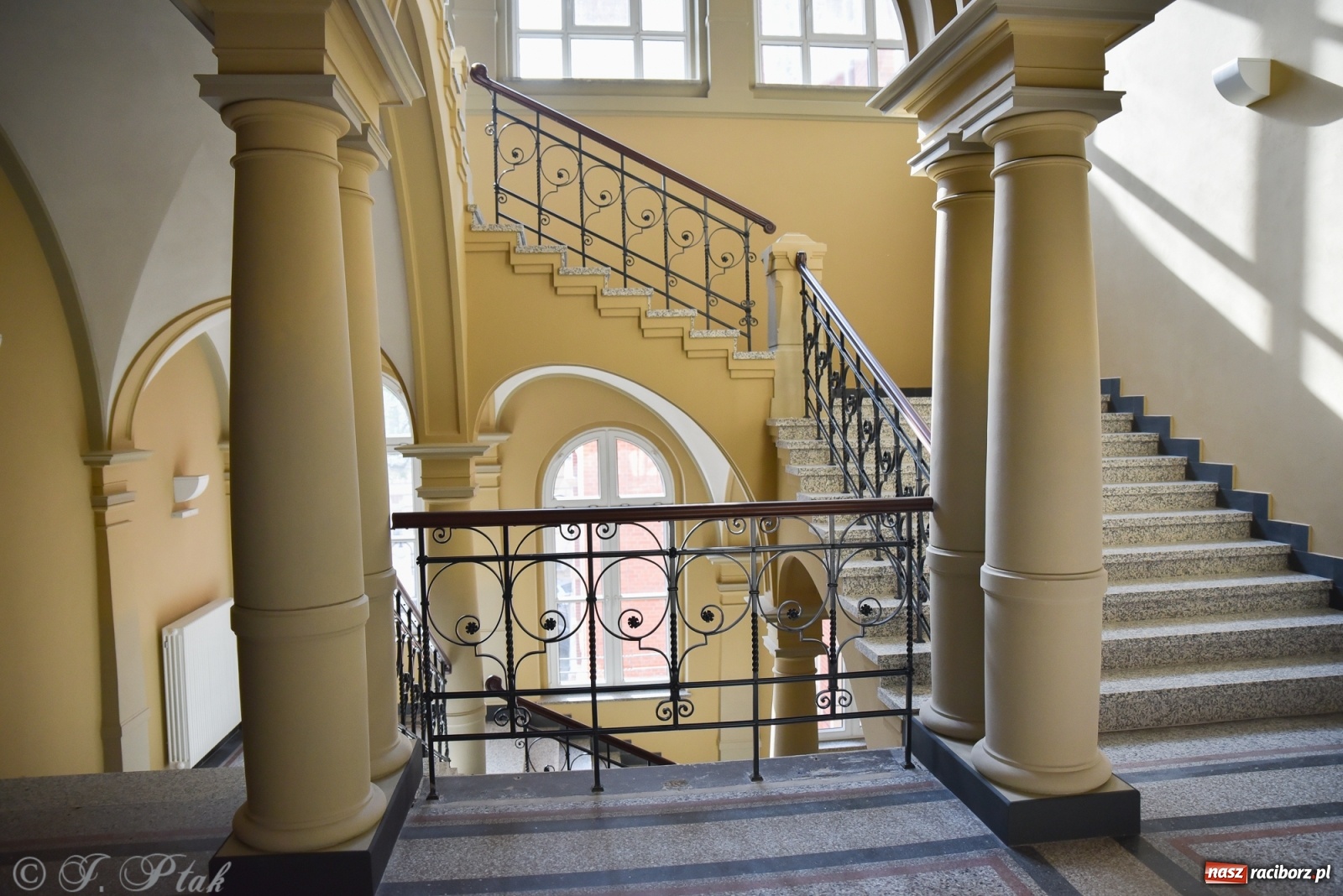 Zdjęcie w galerii na portalu naszraciborz.pl: Gmach sądu krajowego w Raciborzu. Zobaczcie odnowione wnętrza [FOTO] wiadomości z regionu