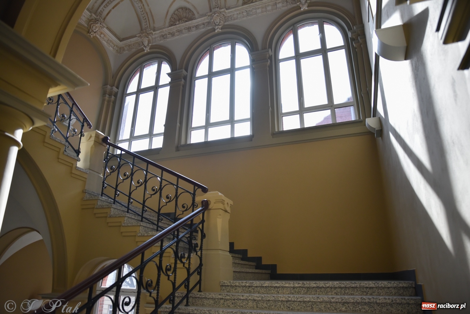 Zdjęcie w galerii na portalu naszraciborz.pl: Gmach sądu krajowego w Raciborzu. Zobaczcie odnowione wnętrza [FOTO] wiadomości z regionu