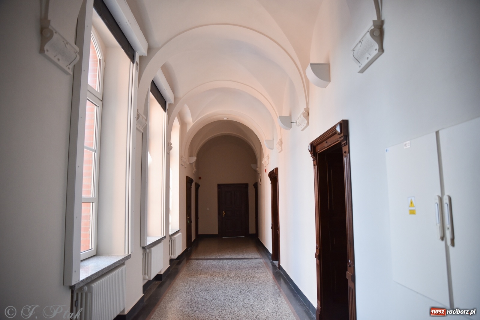 Zdjęcie w galerii na portalu naszraciborz.pl: Gmach sądu krajowego w Raciborzu. Zobaczcie odnowione wnętrza [FOTO] wiadomości z regionu