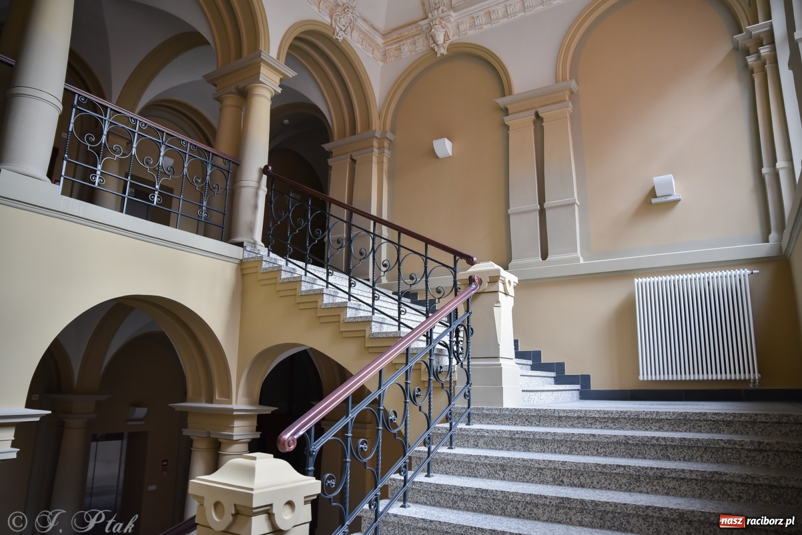 Zdjęcie w galerii na portalu naszraciborz.pl: Gmach sądu krajowego w Raciborzu. Zobaczcie odnowione wnętrza [FOTO] wiadomości z regionu