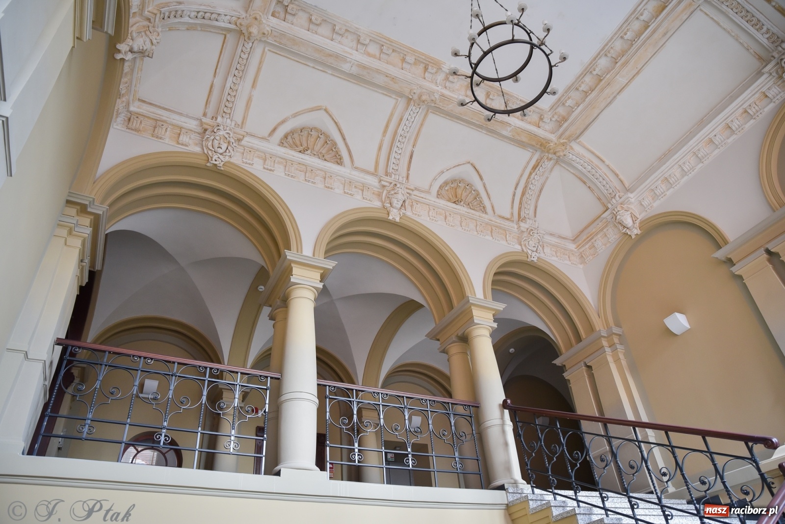 Zdjęcie w galerii na portalu naszraciborz.pl: Gmach sądu krajowego w Raciborzu. Zobaczcie odnowione wnętrza [FOTO] wiadomości z regionu