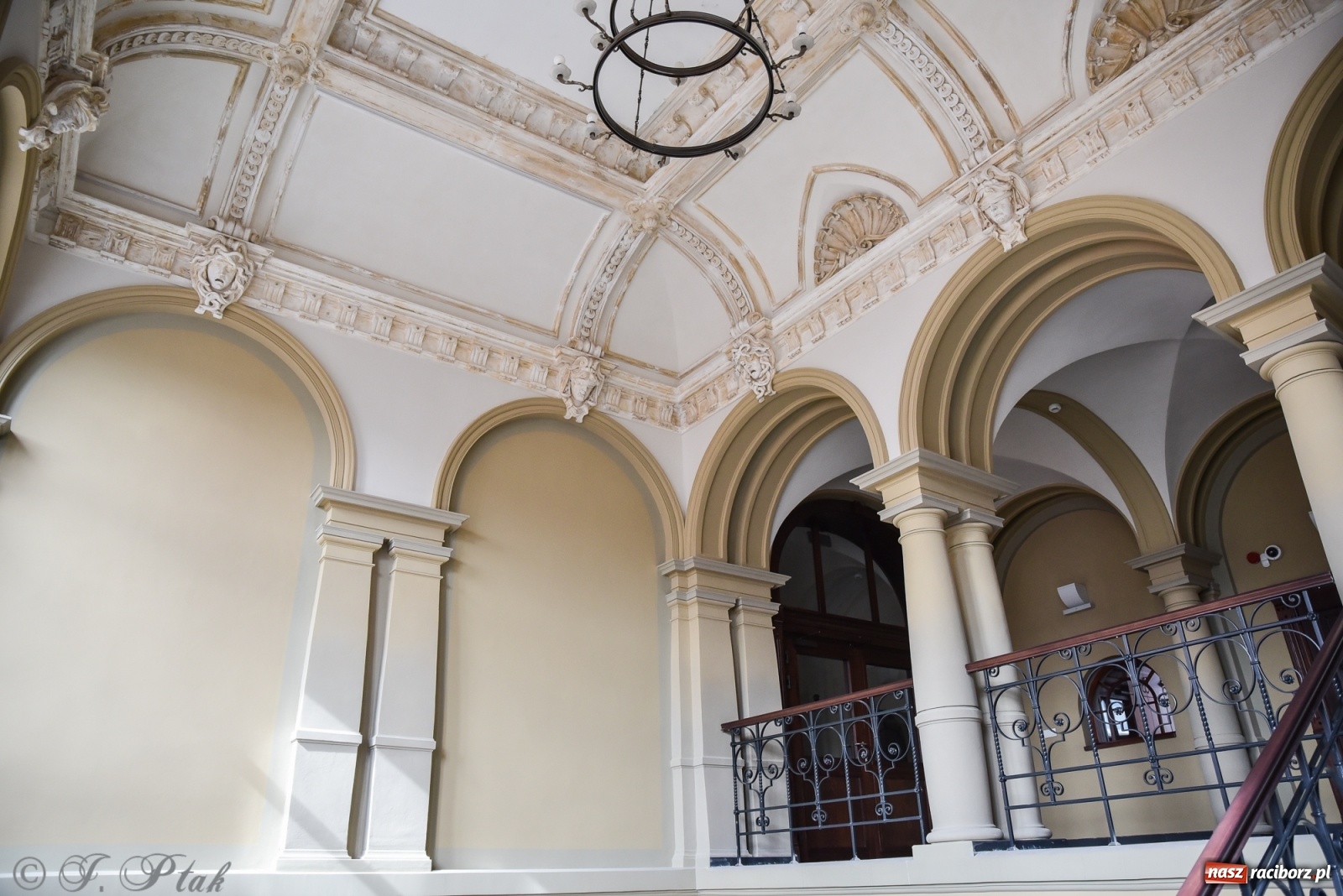 Zdjęcie w galerii na portalu naszraciborz.pl: Gmach sądu krajowego w Raciborzu. Zobaczcie odnowione wnętrza [FOTO] wiadomości z regionu